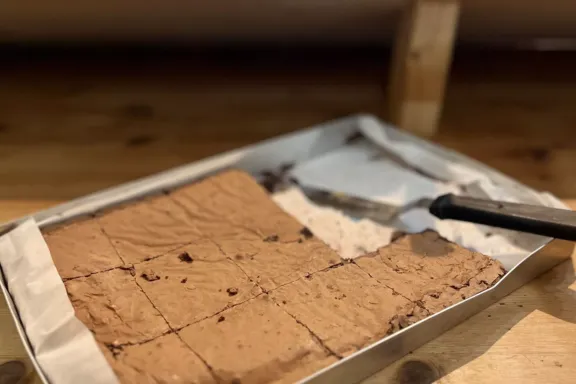 Bandeja con brownie de chocolate cortado