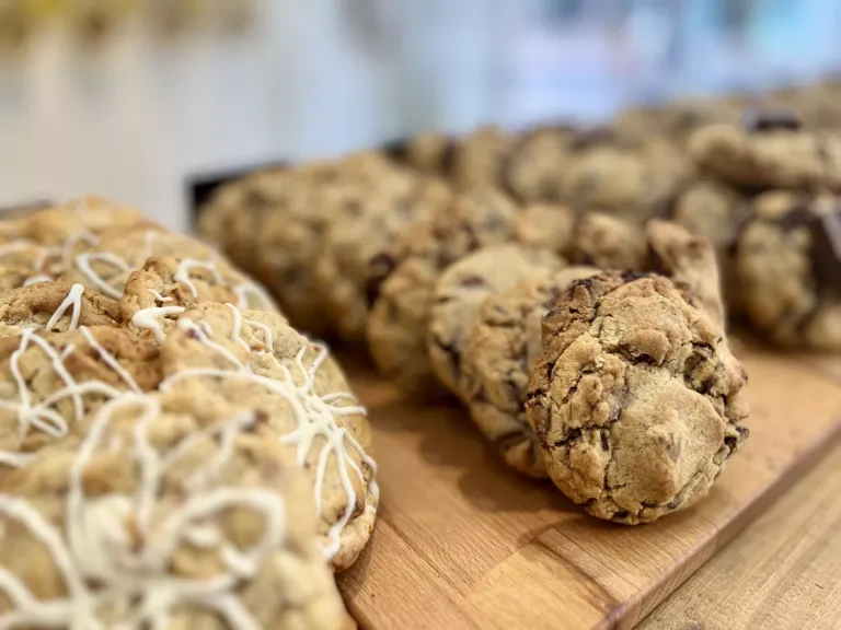 Variedad de cookies en fila sobre tablas de madera