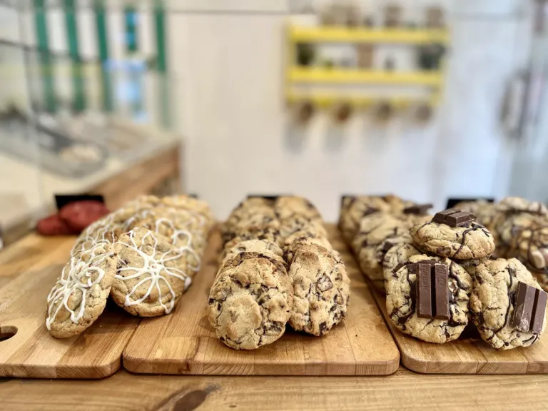 Variedad de cookies kit-kat sobre tablas de madera y estantería de fondo