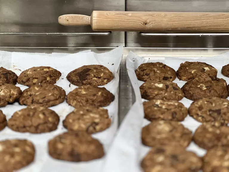 Cookies en obrador y palo de amasar