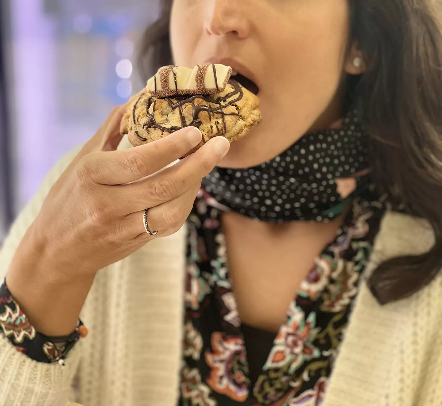 Mujer comiendo cookie americana