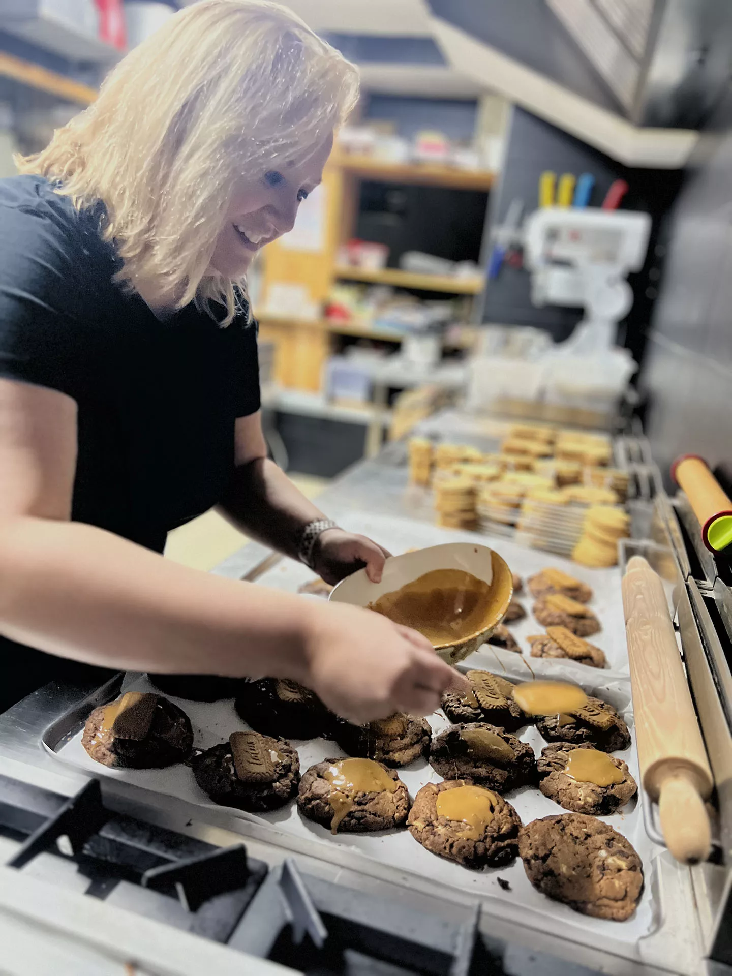 Mujer decorando cookies